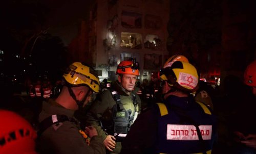 מפקד פיקוד העורף באחת מזירות הנפילה. צילום: דו"צ