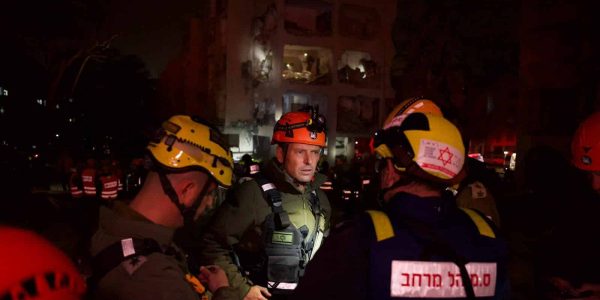 מפקד פיקוד העורף באחת מזירות הנפילה. צילום: דו"צ