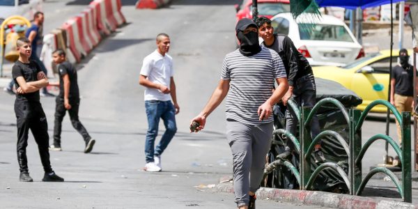 פלסטנים מתפרעים בעיר חברון// צילום: פלאש 90