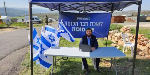 ח"כ צבי סוכות בלשכתו באביתר. צילום: לשכת הח"כ