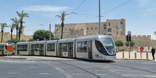 הרכבת הקלה סמוך לעיר העתיקה. צילום: דניאל אוחיון