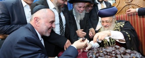 הראש"ל הגר"י יוסף שליט"א שנערכה במסגרת שיעורו השבועי בבית הכנסת 'היזדים' בי-ם. צילום: יעקב כהן