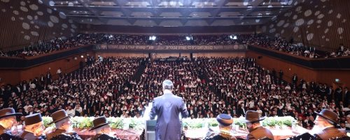 הראש"ל הגר"י יוסף והרה"ר הגר"ד לאו, חבר מועצת מועצת חכמי התורה ור"י מאור התורה הגר"א סלים, ר"י מיר הגר"י אזרחי, רבה של ב"ב הגרחי"א לנדא, ראב"ד ת"א הגר"נ בן שמעון, הגר"א וייס, ר"י נהר שלום הגר"ב שמואלי, הגרש"י זעפרני, הגר"ז כהן ראב"ד ת"א, האדמו"ר רבי פנחס אבוחצירא, רבה של צפת הגר"ש אליהו, הרב הראשי לעדה הבוכרית הגרב"צ רבין, אב"ד הקהילה הבוכרית בארה"ב הגר"ש רבין. צילומים: יעקב כהן וחיים טוויטו