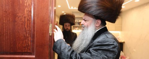 קביעת-מזוזות-בישיבת-אהבת-דוד-לעלוב.-צילום-דוד-ארזני-33