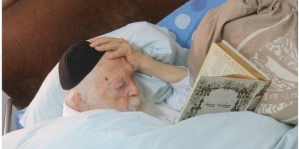 ר-חיים-קנייבסקי-לומד-במיטה