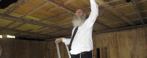 רב מרכז בני ברק רב יהודה אריה דינר בבניית הסוכה כעת במעונו