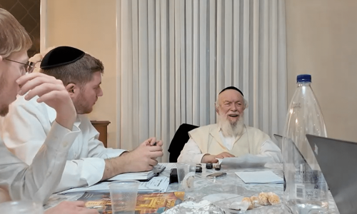 הגר"י זילברשטיין בשיעורו למקורביו