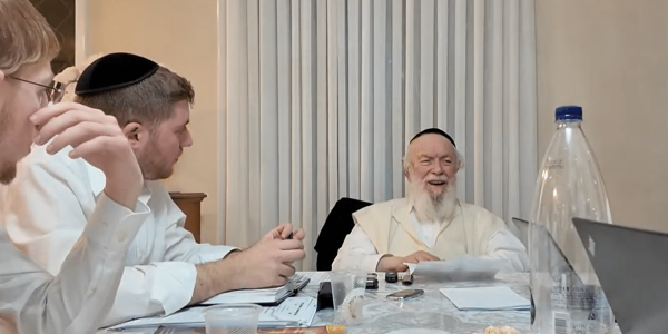 הגר"י זילברשטיין בשיעורו למקורביו