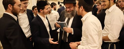 רה''י הגר''נ אלון מקבל את הקונטרס שכתבו הבחורים