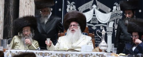 האדמו"ר מצאנז בברכת המזון. צילום: משה גולדשטיין