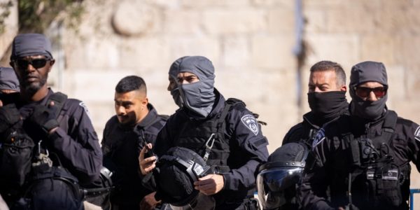 אילוסטרציה. כוחות משטרה מיוחדים בפעילות בשער שכם. צילום: Yonatan Sindel/Flash90