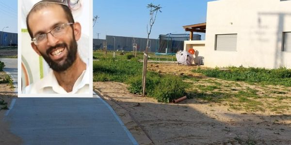 ביתו של שינדלר בכרם שלום. בקטן: עמיחי שינדלר