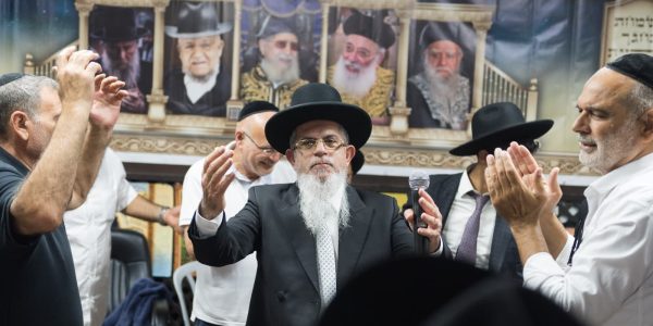 שמחת בית השואבה במעונו של הגר''י הללויה. צילום שרון אליאסי (37)