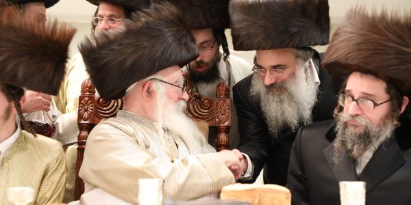 האדמו"ר ממשכנות הרועים בשמחת הפארשפיל לנכדו. צילום: שמואל דריי