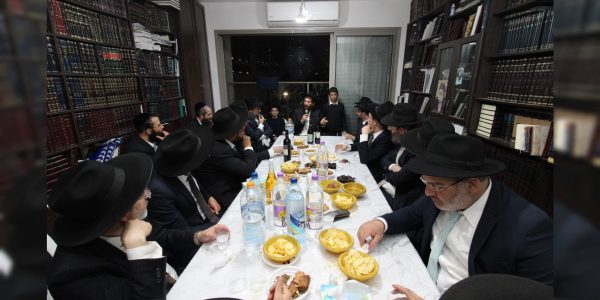 שמחת חג במעונו של הגר''י משדי. צילום - איתי קצב (4)