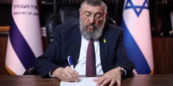 שר העבודה יואב בן צור