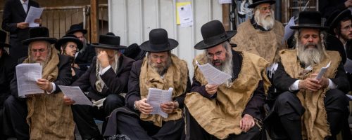 תיקון חצות בלבוש שק. צילום: חיים גולדברג/פלאש 90