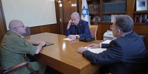 ראש הממשלה נתניהו בהערכת מצב עם מזכירו הצבאי רומן גופמן. צילום: תקשורת ראש הממשלה