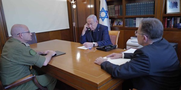 ראש הממשלה נתניהו בהערכת מצב עם מזכירו הצבאי רומן גופמן. צילום: תקשורת ראש הממשלה