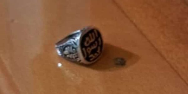 הטבעת שנתפסה על החשוד בהצטרפות לדעא"ש. צילום: דוברות המשטרה