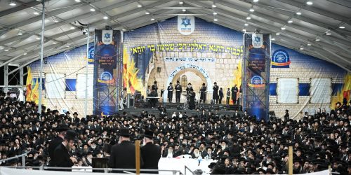 ההדלקה המרכזית של ישיבת אורייתא, באתרא קדישא מירון. צילום: דב בער הכטמן