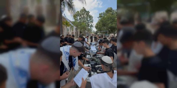 הנחת תפילין בתיכון דרור. באדיבות המצלם