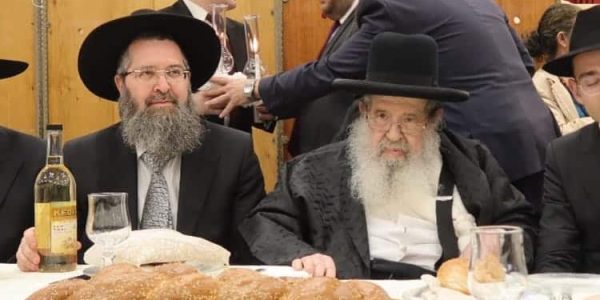 ר' יהודה וייסבקר עם אביו זצ"ל. באדיבות המצלם