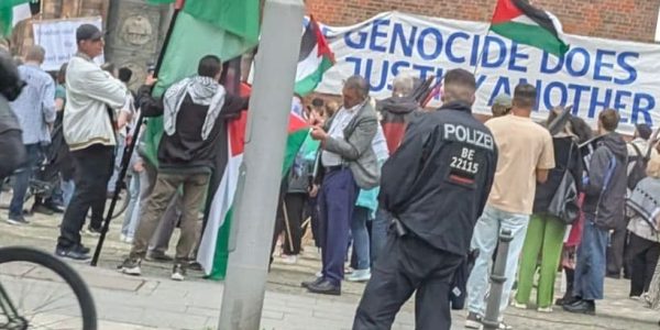 ההפגנות מחוץ למסיבת העיתונאים