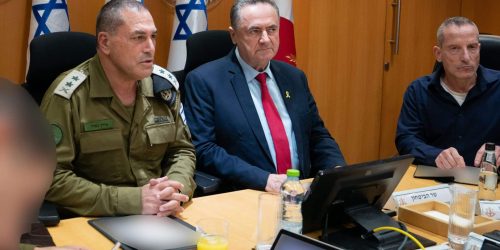 שר הביטחון ישראל כ"ץ עם הרמטכ"ל, רב-אלוף אייל זמיר, וחברי פורום מטכ"ל, שעות ספורות לפני פתיחת מבצע "עם כלביא" באיראן. צילום: אריאל חרמוני, משרד הביטחון