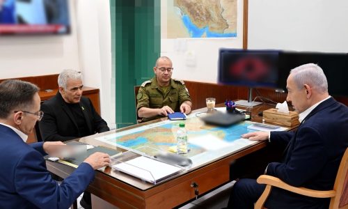 ראש הממשלה בנימין נתניהו בפגישת עדכון עם ראש האופוזיציה יאיר לפיד. צילום: אבי אוחיון/ לע"מ.