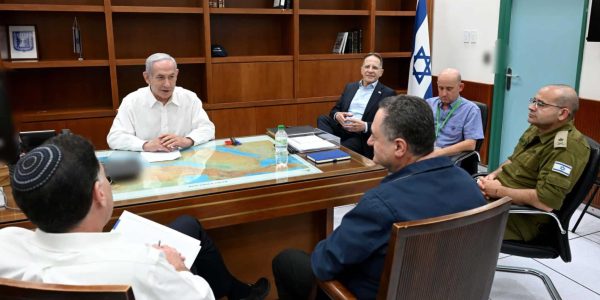 נתניהו עם השר דרמר וראש המל"ל המודח הנגבי. צילום: אבי אוחיון/לע"מ