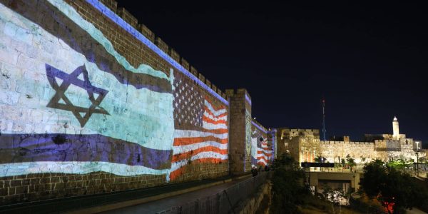 דגלי ישראל וארצות הברית על חומת העיר העתיקה בירושלים. צילום: ארנון בוסאני