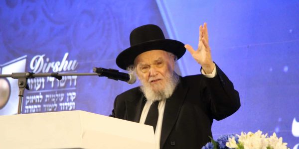 מרן הגרמ"ה הירש נושא דברים בכינוס 'דרשו'. צילום: דודי קליין