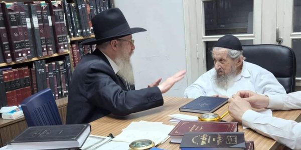 יו"ר ועד הישיבות הגאון רבי חיים אהרן קאופמן במעונו של מרן הגר"ד לנדו. צילום: באדיבות המצלם