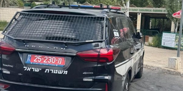 ניידת משטרה בכניסה לגן החיות. צילום: דוברות המשטרה
