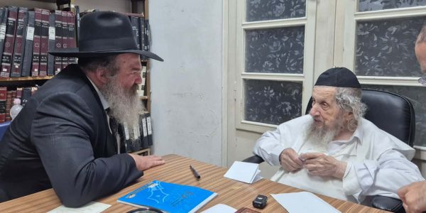 הגר"א בירנצוויג במעונו של מרן הגר"ד לנדו. באדיבות המצלם