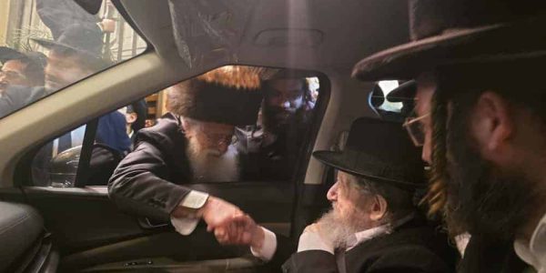 מרן הגר"ד לנדו מחוץ לשמחת בר המצווה לנכדי ח"כ פרוש. באדיבות המצלם