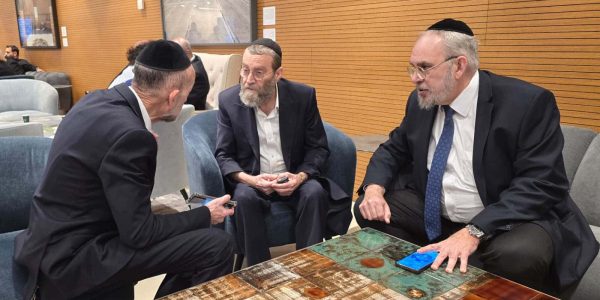 חברי דגל התורה מחוץ למליאת הכנסת. באדיבות המצלם