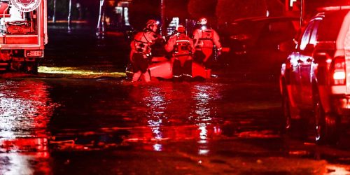 כוחות הצלה מפנים תושבים מבית שקמה. צילום: כב"ה דרום