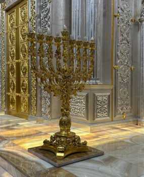 החנוכייה בהיכל ישיבת 'עטרת שלמה'. צילום: נתי שולמן