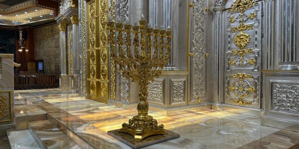 החנוכייה בהיכל ישיבת 'עטרת שלמה'. צילום: נתי שולמן