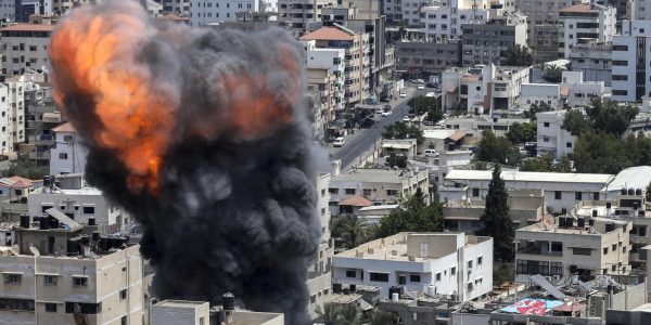 תקיפה אווירית ישראלית על בניין ברצועת עזה// צילום: עטיה מוחמד/Flash90