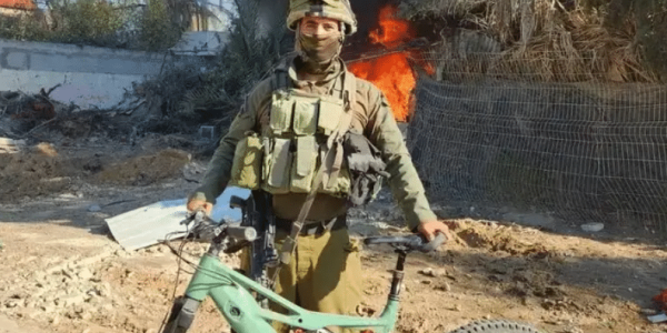 האופניים על רקע הבית הבוער