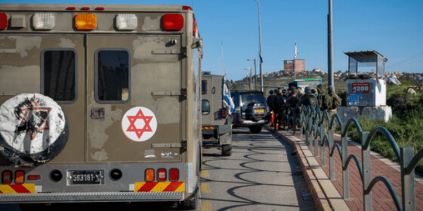 תחנת האוטובוס בצומת אלעזר | צילום: גרשון אלינסון, פלאש 90